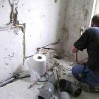 plombier-sur-un-chantier.jpg